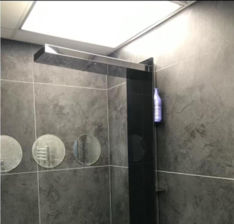 Nouvelle colonne de douche encastrée avec ciel de pluie