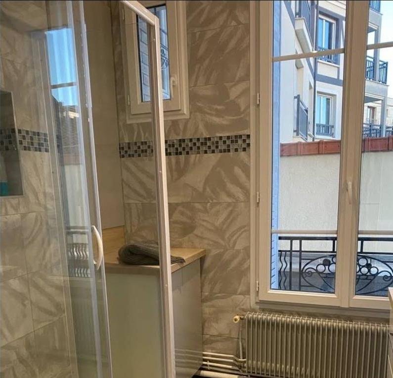 Douche après travaux : receveur extra-plat et faïence contemporaine