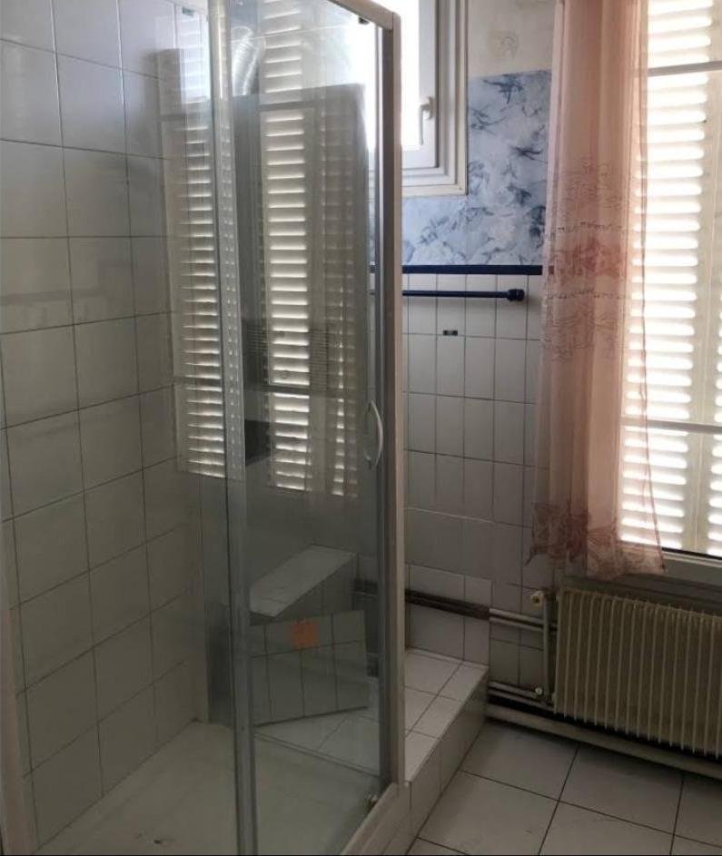 Douche avant travaux : cabine ancienne et faïence blanche