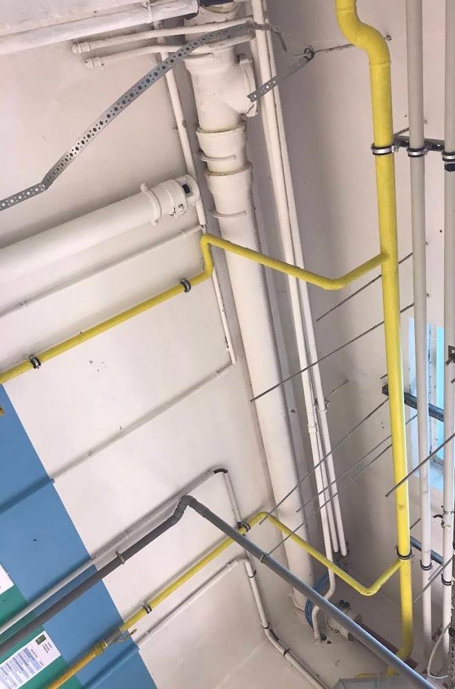 Réseaux d'évacuation, d'eau et de gaz posés en apparent sous plafond