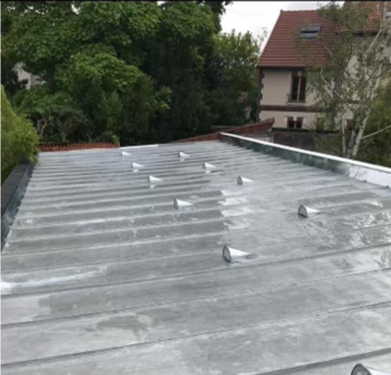 Toiture après travaux : couverture zinc à joint debout avec aérateurs