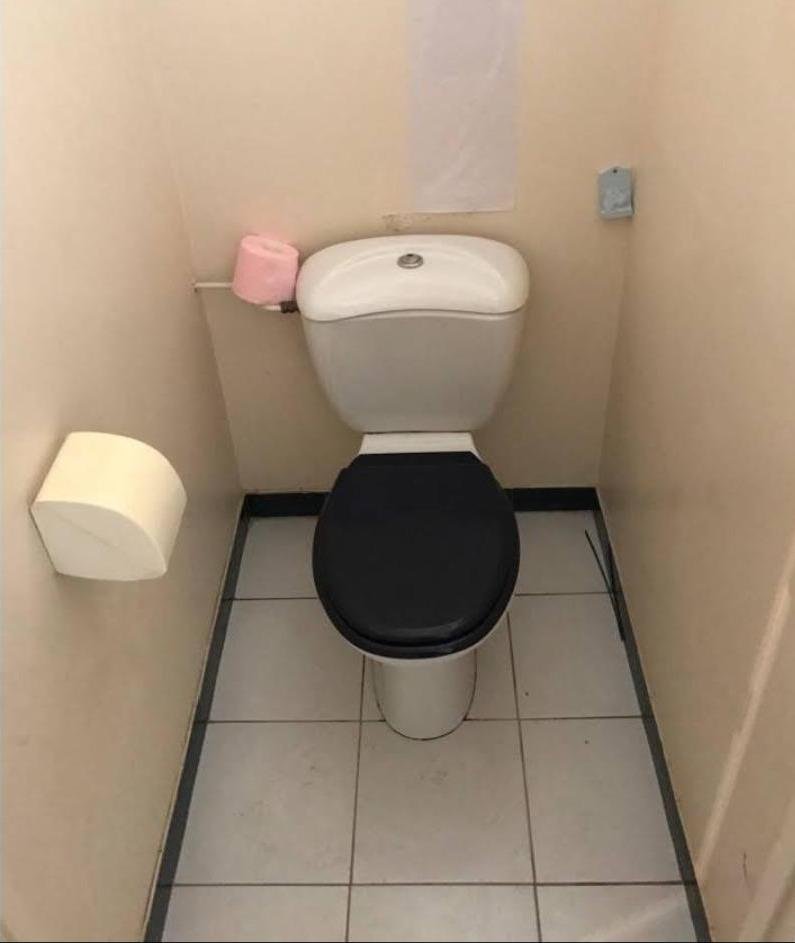 WC avant travaux : carrelage blanc et cuvette ancienne